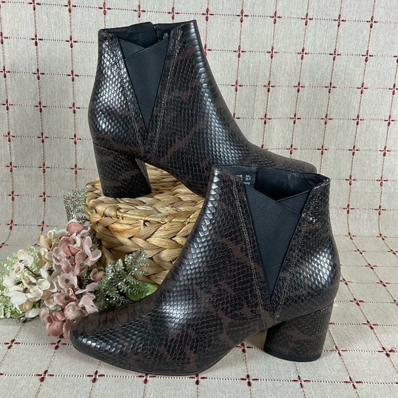 27 Edit Naturalizer “Porsia” Brown Snakeskin Leather Ankle Boots Size 9.5 Bootie - Picture 1 of 7